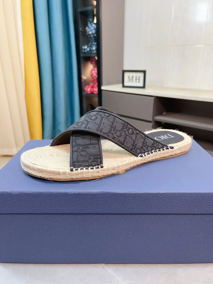 Men's men's shoes💰320🌸🌸High-end version. DIOR💁Men's slippers, high-end and upscale [strong][strong], compare quality at counters. The upper is hand-drawn, a combination of native hemp and raw rubber sole [strong][strong], breathable and non-slip outsole [rose][rose], breathable and comfortable lambskin lining, density 100% comfortable [gift][gift], original wear-resistant code number 38-44. Can be customized 45-46-47